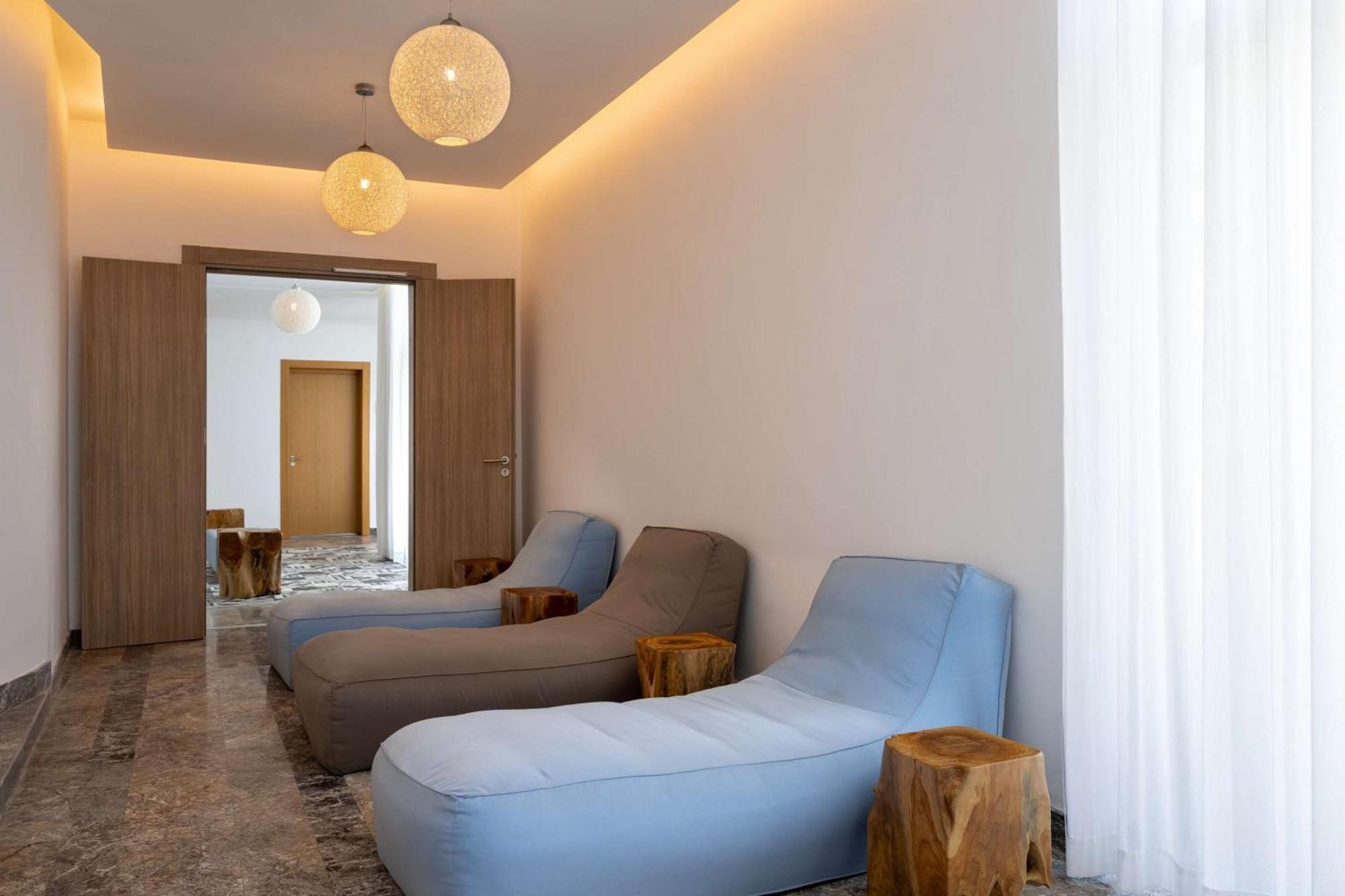 Radisson Blu Resort Al Hoceïma Eksteriør bilde The interior of a suite at the hotel